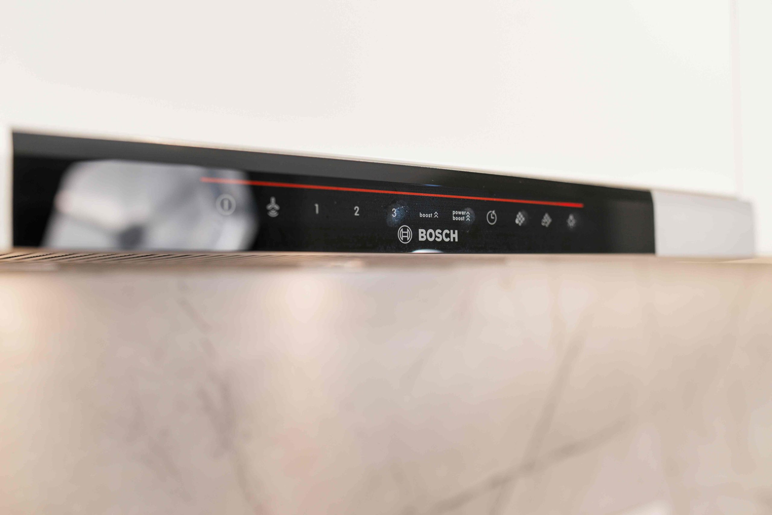 Kuhinja bez mirisa i bez buke: BOSCH Serie 8 napa na testu
